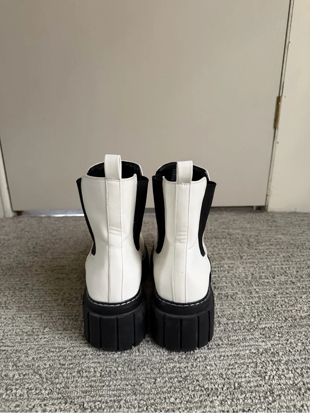 White Chelsea Lug Sole Boots - Women's Fashion Ankle Boot